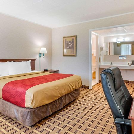 Rodeway Inn Мистик Экстерьер фото
