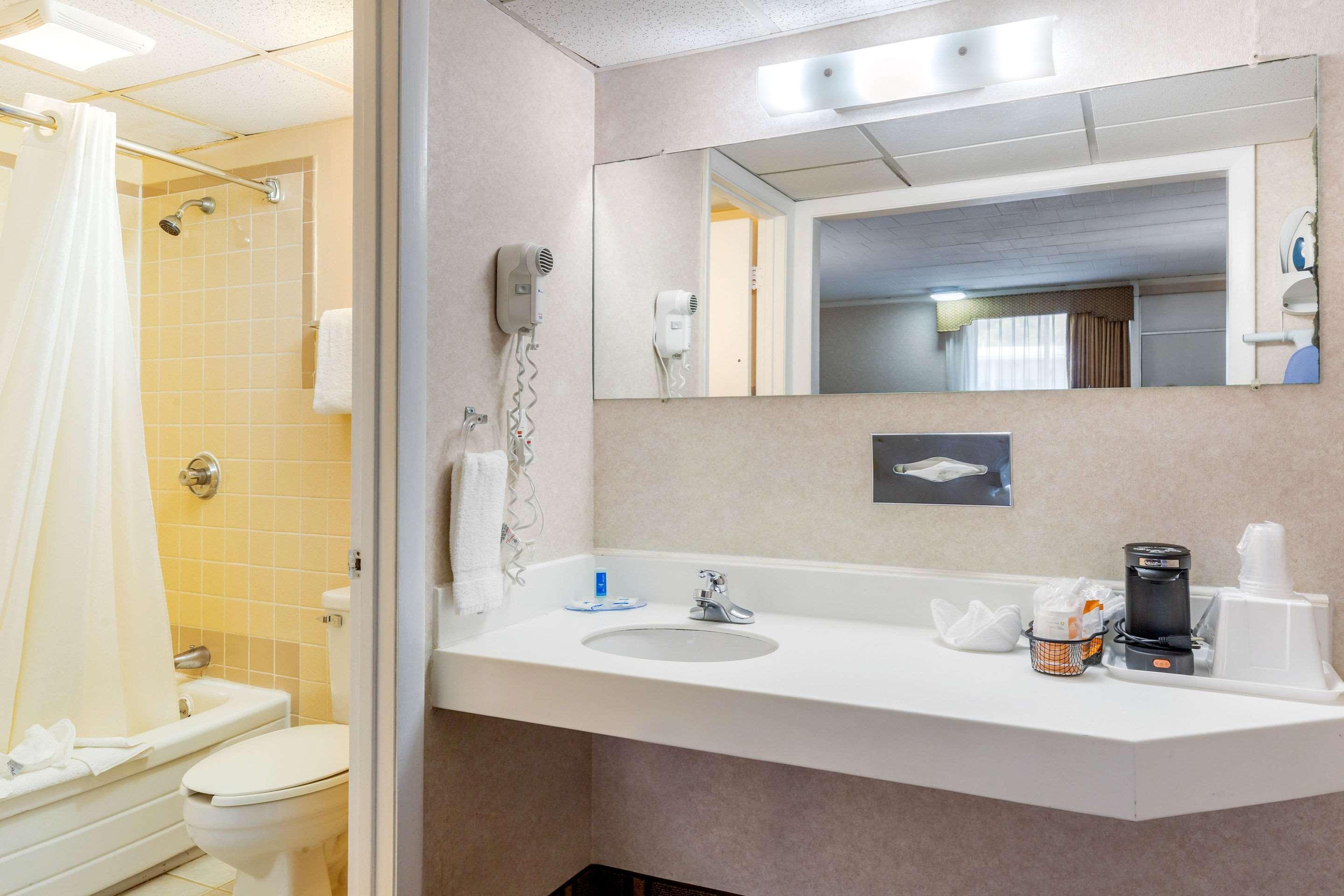 Rodeway Inn Мистик Экстерьер фото