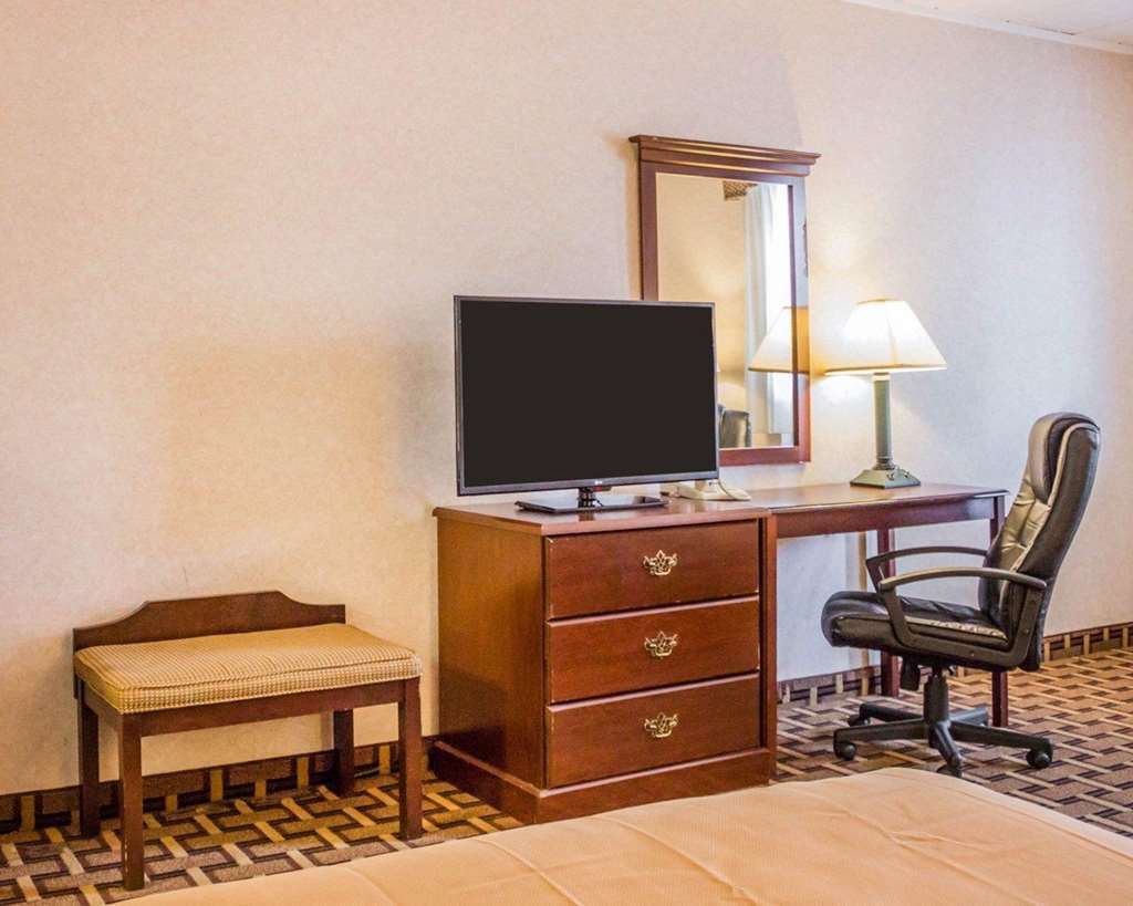 Rodeway Inn Мистик Номер фото